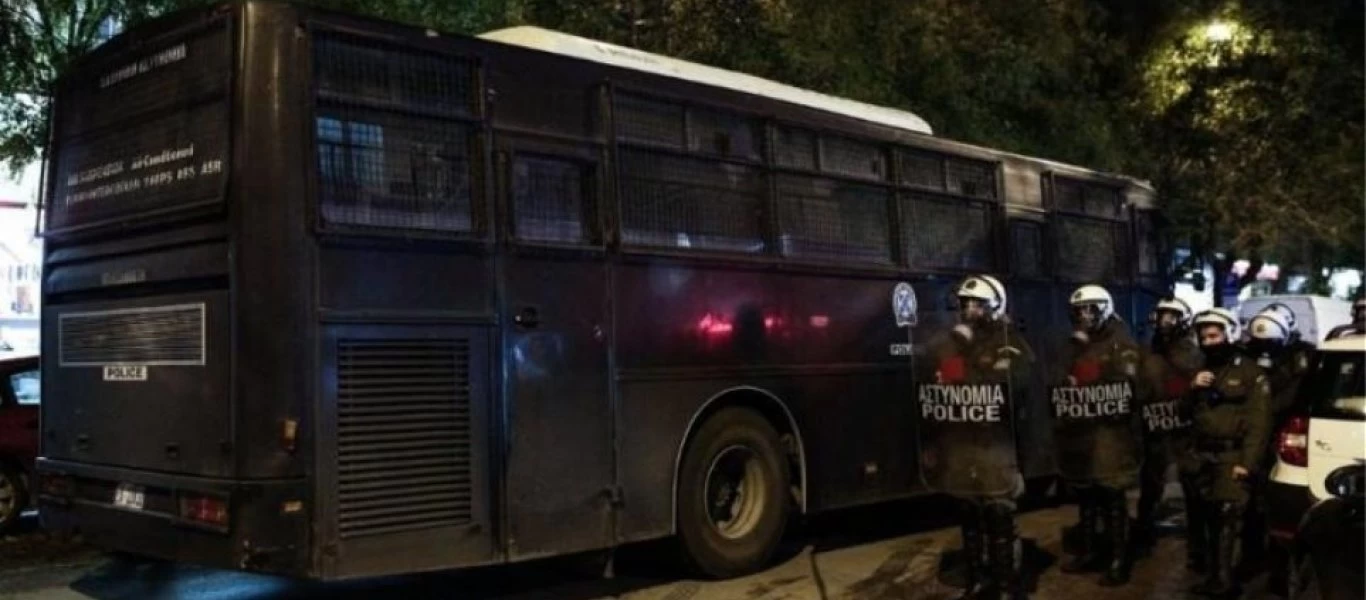 Επίθεση με βόμβες μολότοφ σε κλούβα των ΜΑΤ στη Θεσσαλονίκη